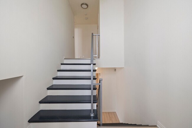 Building Photo - Beautiful 3-bedroom, 2.5-bath tri-level to...