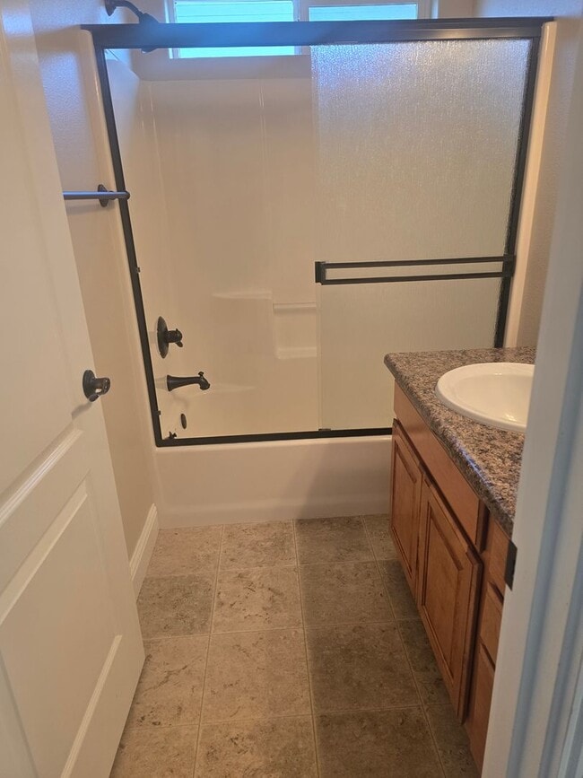 Building Photo - 3 bed 2 bath Home for Rent in Grants Pass