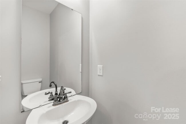 Building Photo - 712 Seldon Dr