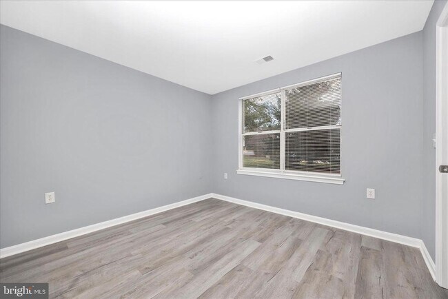 Building Photo - 10001 Vanderbilt Cir