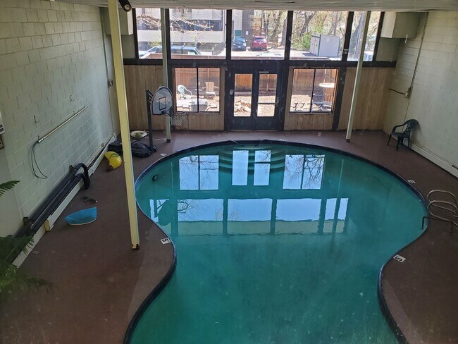 Building Photo - Large and Spacious One Bedroom Available i...