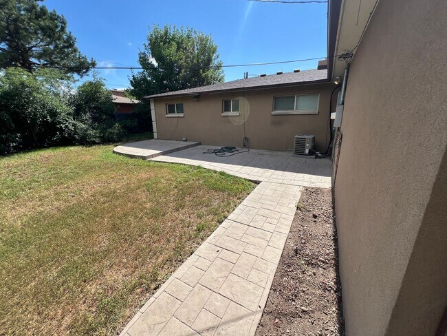 Building Photo - Spacious Lakewood Home