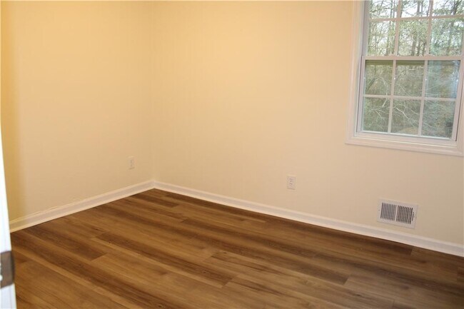 Building Photo - 135 Omega Dr