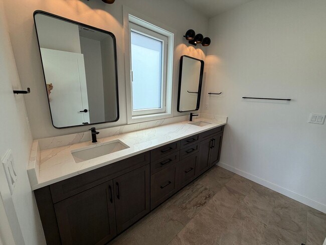 Building Photo - Single Family HOME with 3 Bedrooms 2 1/2 B...