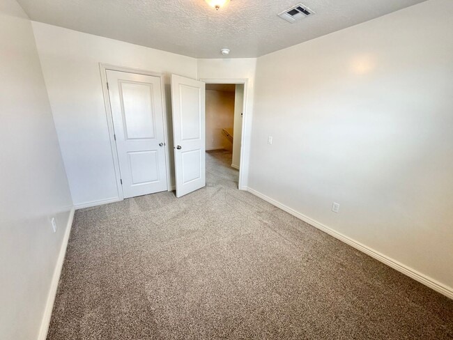 Building Photo - Town home in Little Valley Area. End Unit!!