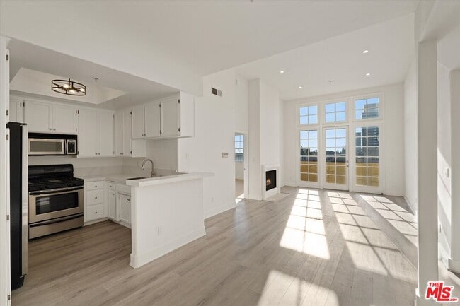 Building Photo - 1225 Armacost Ave