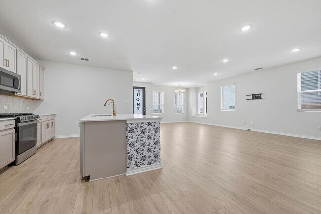 Building Photo - 245 Leeland Dr