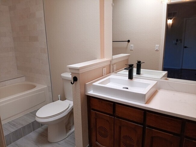 Building Photo - 3 Bedroom, 2 Bathroom Home! Schedule a Showing!