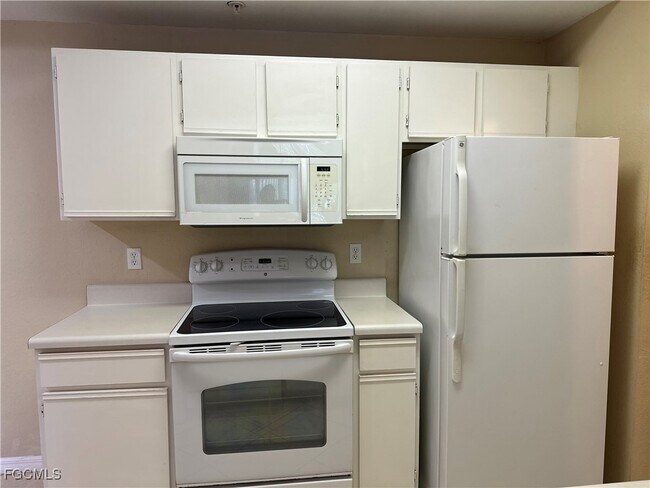 Building Photo - 6300 Aragon Way