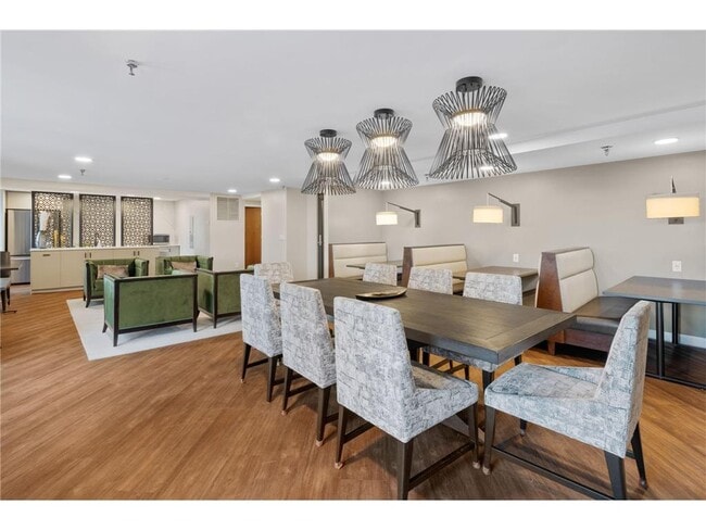 Building Photo - 433 S 7th St