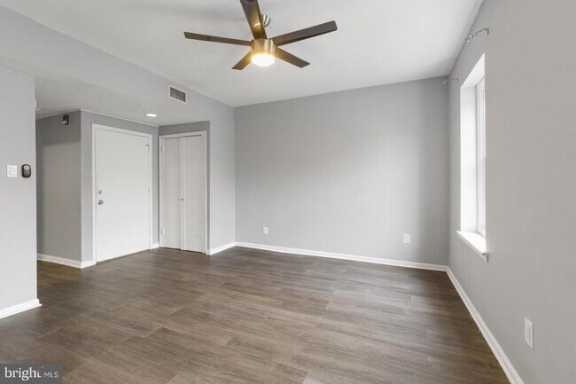 Building Photo - 160 Richmond St