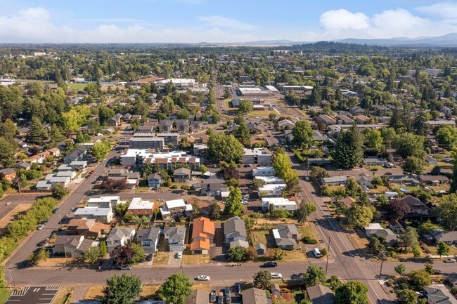 Building Photo - Beautiful 4 Bed, 2 Bath Townhouse with Lots of Closet Space and Laundry In Unit!