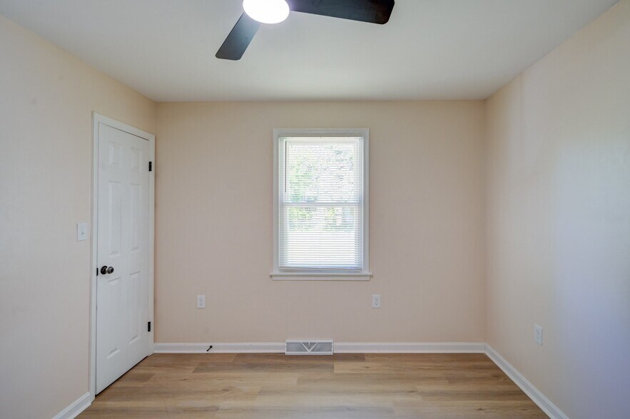 Building Photo - 3714 Pinewood Ave