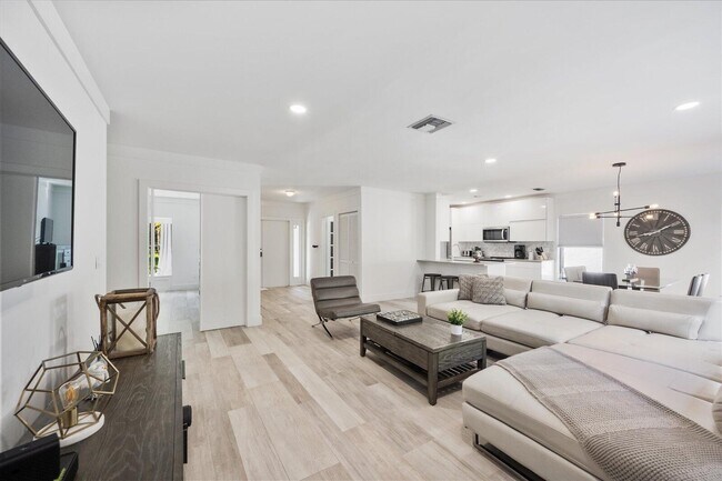 Building Photo - 11311 Pond View Dr