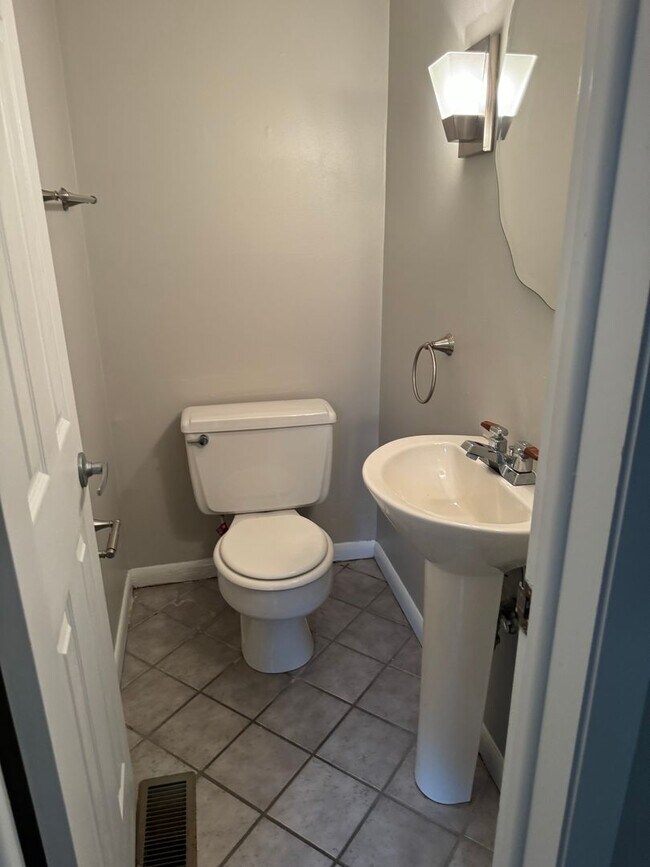 Building Photo - Two Bedroom Apartment for Rent - Marble Cliff/Grandview