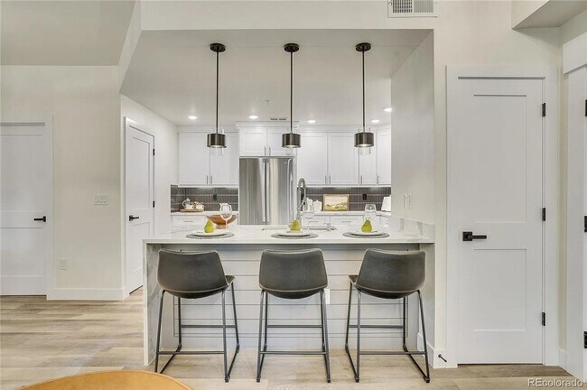 Building Photo - Luxury 2Bd/2Ba Corner Condo in Louisville