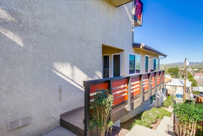 Building Photo - 840 E 3rd Ave