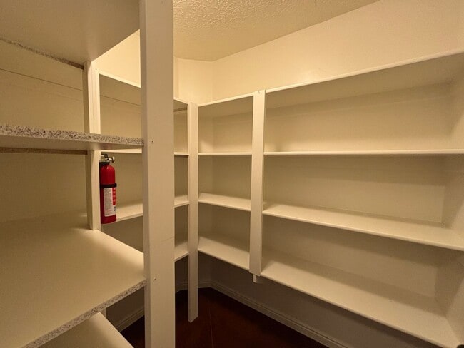 Building Photo - SPACIOUS TOWNHOME AVAILABLE FOR RENT