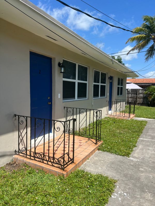 Building Photo - 1085 W Flagler St