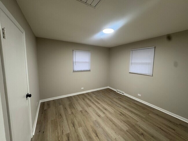 Building Photo - 15041 Oak St