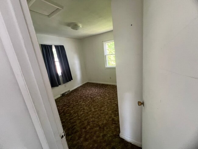 Building Photo - 2 bed, 1 bath and cute