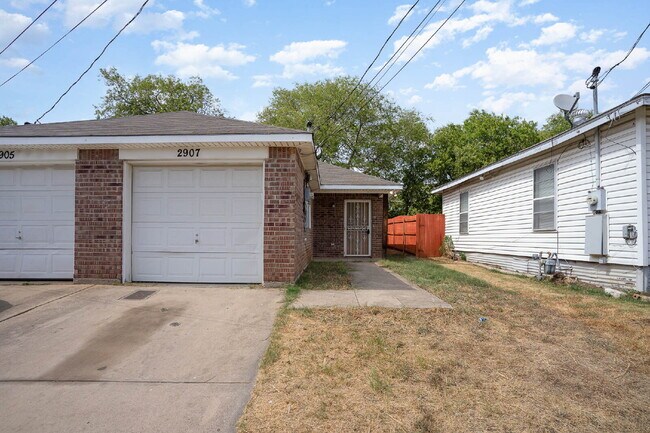 Building Photo - Comfort and Convenience of 3BD/2BA Duplex in Fort Worth!