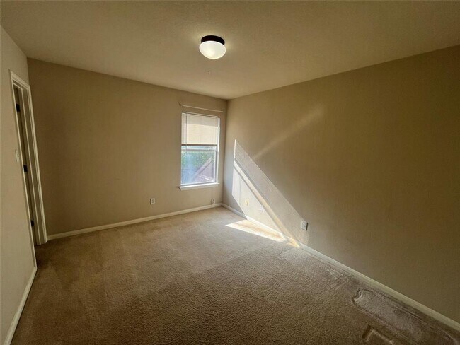 Building Photo - 221 Gainer Dr