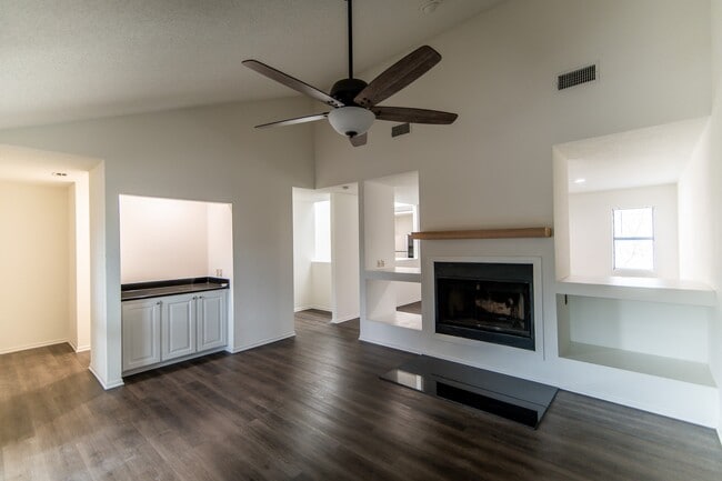 Building Photo - 1507 Wimbledon Dr