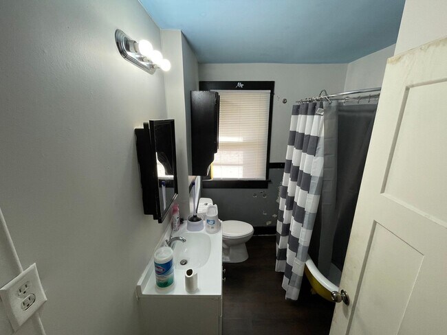 Building Photo - 1501 S Spring St