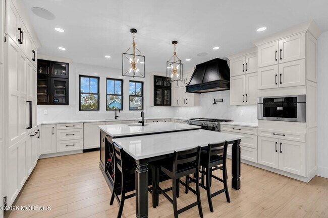 Building Photo - 2017 5th Ave