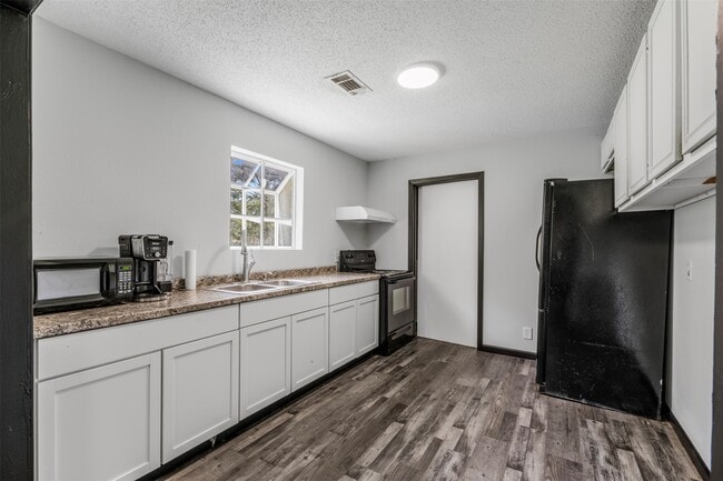 Building Photo - 541 Trails End Dr