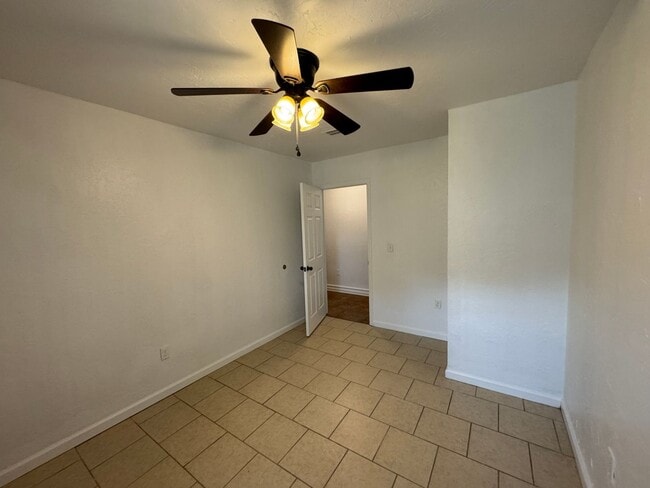 Building Photo - GORGEOUS! 5 Bedroom, 3 Bathroom Home in Deland!