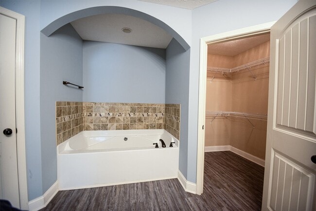 Building Photo - Beautiful home available from May 10!