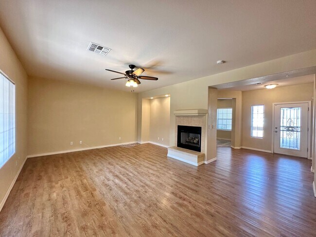 Building Photo - Beautiful 3 bedroom, 3 bathroom home with ...