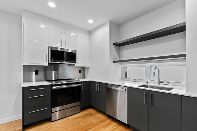 Building Photo - Sweet Ultra-Modern Air-Conditioned West Seattle Townhome w/ Parking