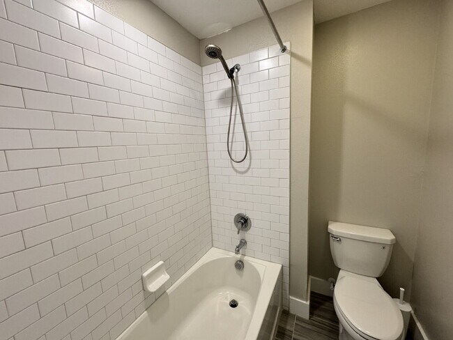 Building Photo - "Spacious 4-Bed Home with Granite Countert...