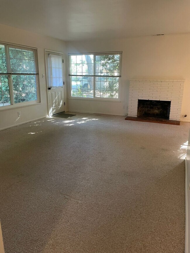 Building Photo - Cute Kutras Tract Home - Close to Aqua Golf
