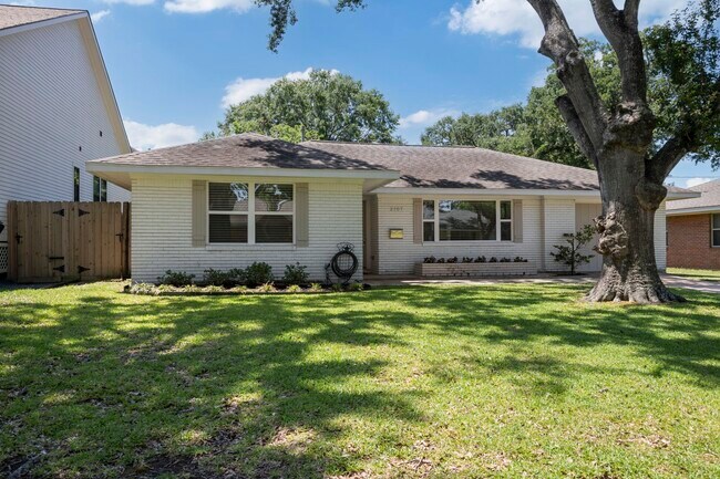 Building Photo - 2107 Hewitt Dr
