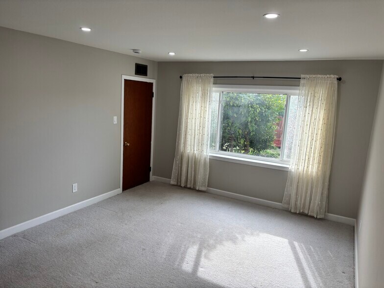 Studio bedroom - 6742 Snowdon Ave