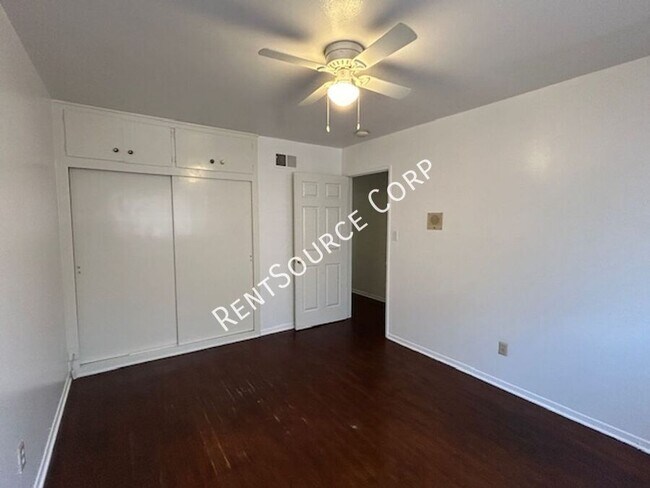 Building Photo - 822 W Ave J 9