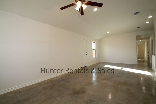Building Photo - Exceptional 3 Bedroom Heights Duplex
