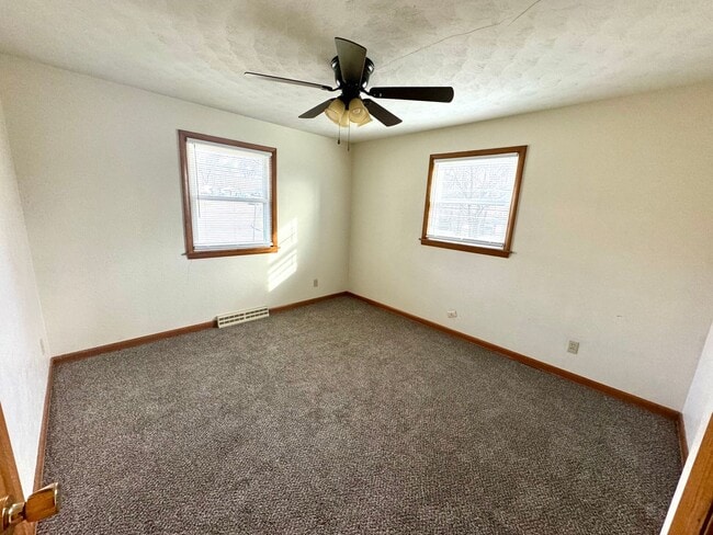 Building Photo - 3 Bedroom / 2 Bath House located on Stodda...