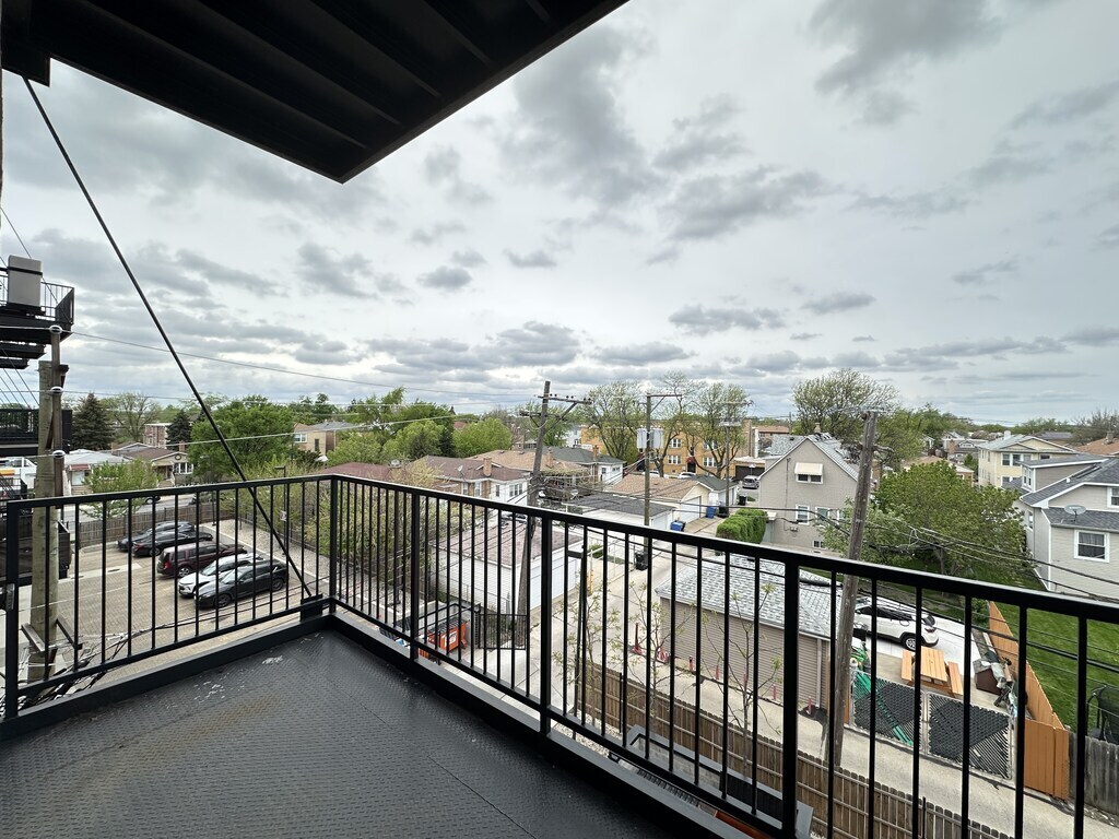 Building Photo - 6340 W Belmont Ave