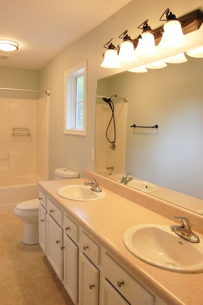 Building Photo - 3 Bedroom Home in Forest
