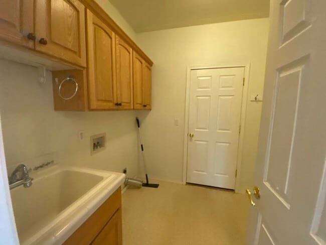 Building Photo - 3 Bedroom home in quiet neighborhood