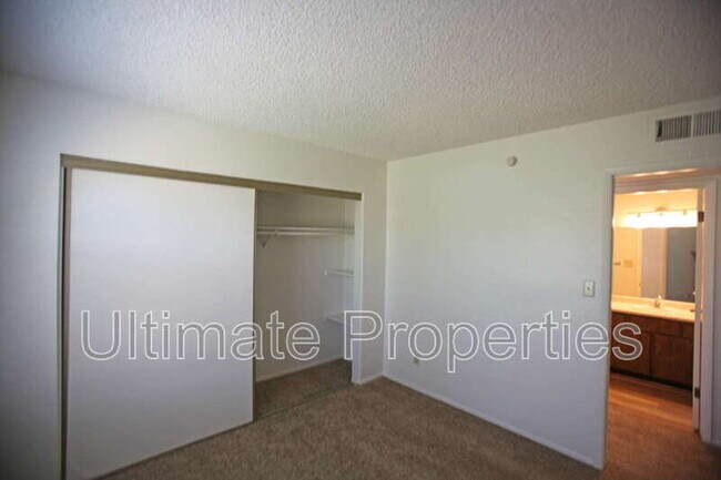 Building Photo - 5339 W Sunnyside Dr