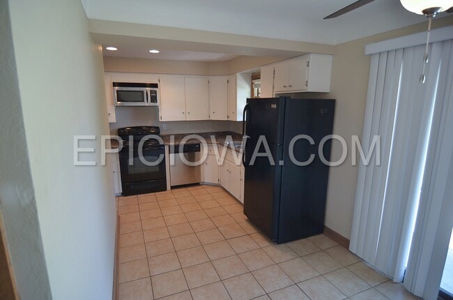 Building Photo - 3040 3rd Ave