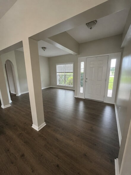 Building Photo - 201 Fountain Crest Dr