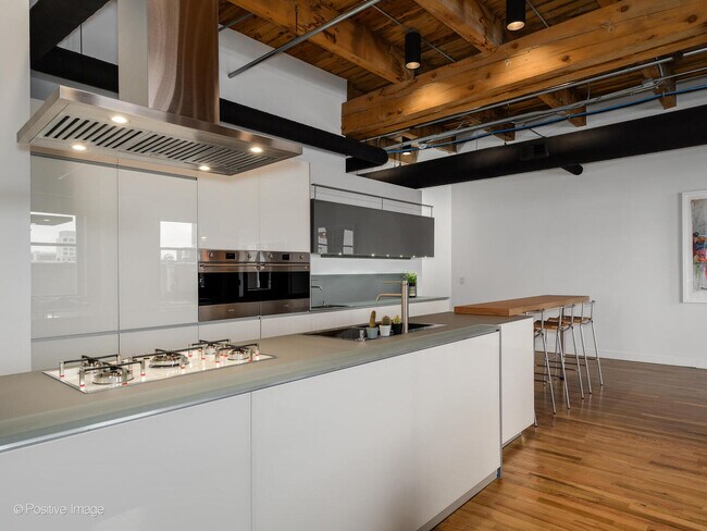 Building Photo - 312 N May St