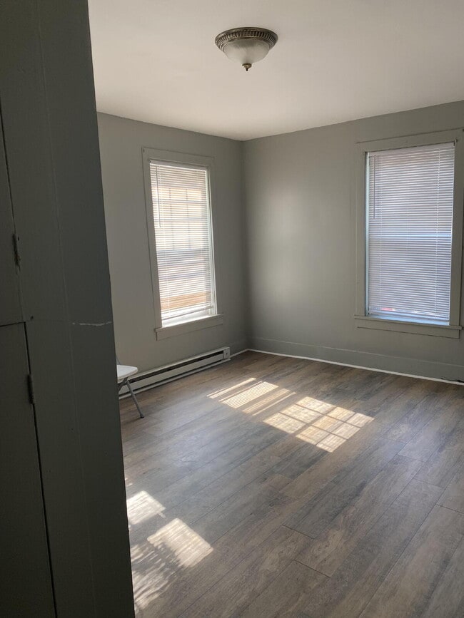 Building Photo - "Charming 1-Bedroom Retreat in Harrisburg'...